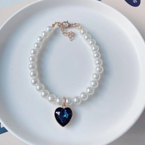 Collier élégant pour animaux avec perles blanches et pendentif cristal en cœur bleu