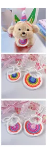 Détail d'un bavoir arc-en-ciel au crochet pour animaux et d'un chapeau d'anniversaire