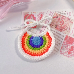 Détail d'un bavoir arc-en-ciel crocheté main pour animaux avec bordure en dentelle