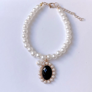 Elegante collar de perlas para mascotas con colgante de gema negra y cierre dorado