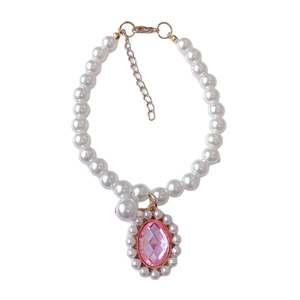 Elegante collar de perlas para mascotas con colgante de gema rosa y cadena dorada ajustable