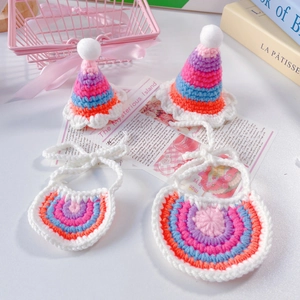 Ensemble chapeaux de fête et bavoirs arc-en-ciel au crochet pour chats et chiens