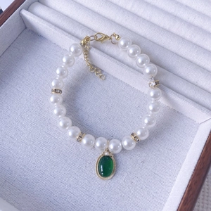 Vintage style pet pearl necklace with green gemstone pendant and gold clasp for cats and dogs