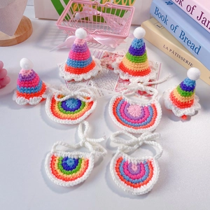 Set de chapeaux et bavoirs arc-en-ciel en tricot pour chats et chiens en laine rayée