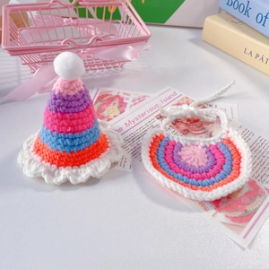 Ensemble bonnet et bavoir arc-en-ciel tricoté main pour petits animaux chiens et chats