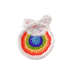 Bavoir arc-en-ciel au crochet pour animaux avec motifs colorés et attaches blanches
