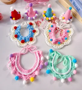 Bavoirs et chapeaux de fête pour animaux au crochet fait main avec pompons multicolores