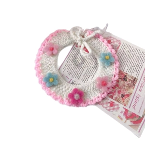 Collare per animali fatto a mano con fiori all'uncinetto e bordo in pizzo rosa