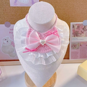 Bavaglino lavorato a maglia rosa e bianco per animali con fiocco in seta e pizzo