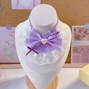 Collare per animali in maglia viola con bordi in pizzo bianco e un grande fiocco a cuore