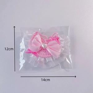 Bavaglino rosa lavorato a maglia per animali con fiocco in raso e perla, 14x12cm