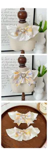 Détail du nœud papillon pour animal avec perle en cœur et texture en soie plissée