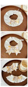 Détail du collier pour animaux avec nœud floral et pendentif cœur sur soie blanche