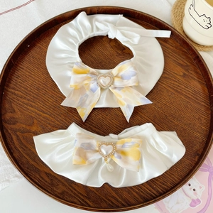 Détail du collier pour chat en satin blanc avec nœud floral et pendentif en perle