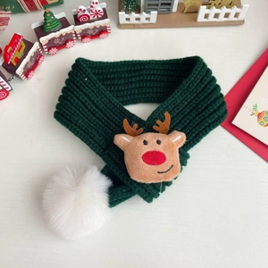 Detail van donkergroene gebreide kerstsjaal voor huisdieren met 3D-rendier en pompon