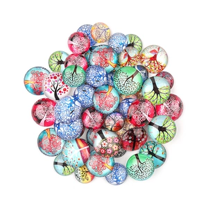 Makro-Detail verschiedener bunter Lebensbaum Glas-Cabochons für DIY-Schmuckherstellung
