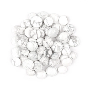 Makroaufnahme von runden White Howlite Steinen mit grauer Textur für DIY-Schmuck