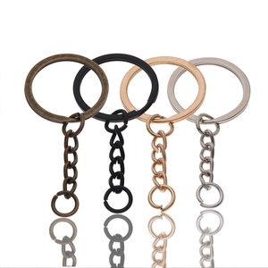 Dettaglio di portachiavi piatti in finiture bronzo, nero, oro rosa e argento