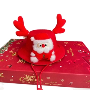 Kerstmuts voor huisdieren met rode geweien en kerstmanfiguur met verstelbare riem