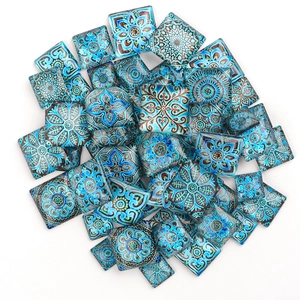 Detailansicht quadratischer Mandala-Glassteine mit blauen und braunen geometrischen Mustern