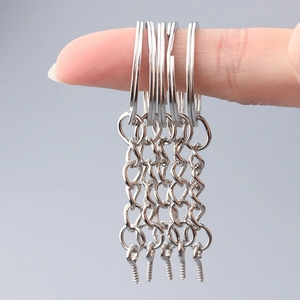 Dettaglio di portachiavi piatti in metallo argento con viti a occhiello per gioielli DIY
