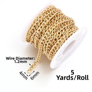 Détail macro d'une chaîne gourmette dorée en aluminium de 1,2mm sur un rouleau de 5 yards