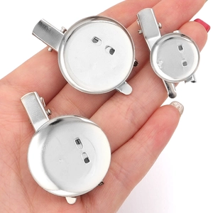 Detailopname van zilveren metalen ronde tray krokodillenklemmen in drie maten voor DIY haar