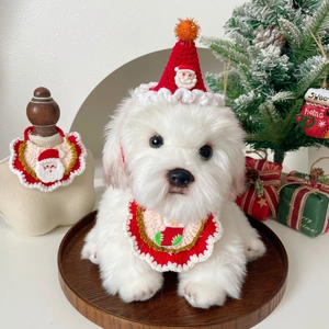 Dettaglio set natalizio per animali in maglia con cappello di Babbo Natale e bavaglino