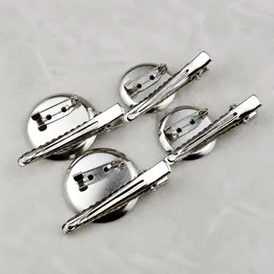 Detail van de zilveren brochebasis en krokodillenklem voor DIY-sieradenaccessoires