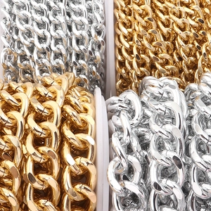 Gros plan de chaînes décoratives en aluminium or et argent pour accessoires de sacs