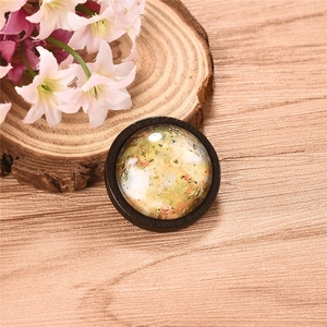 Macro-opname van ronde houten basis met glazen cabochon voor DIY sieraden en broches