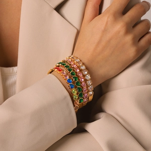 Détail rapproché de pierres de zircone colorées en forme de cœur sur bracelets