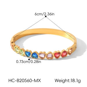 Détail du bracelet en zircone coeur doré montrant un diamètre de 6 cm
