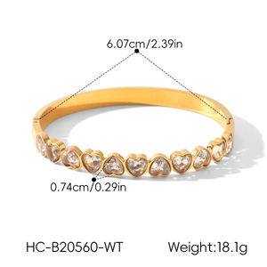 Vue détaillée du bracelet jonc doré en acier inoxydable avec zircons cœurs et mesures