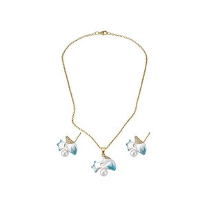 Elegante set di gioielli in oro con ciondolo a conchiglia in smalto e perle, collana