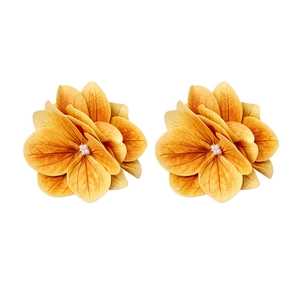 Elegante Haarklammern aus orangefarbenem Stoff in Blumenform mit realistischen Blüten