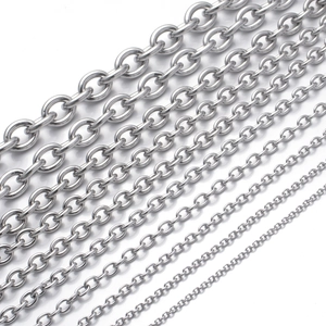 Vue macro de maillons de chaîne en O en acier inoxydable en huit tailles de largeur