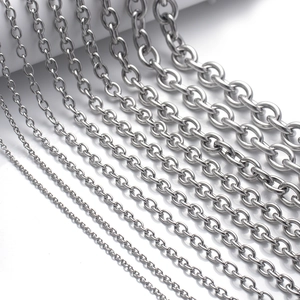 Vue détaillée de différentes tailles de chaînes à maillons ovales en acier inoxydable DIY