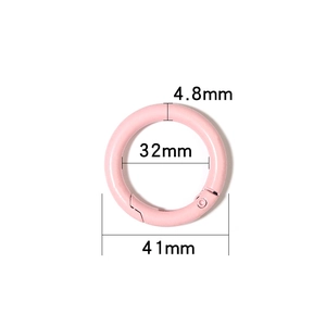 Macro detail of pink 32mm spring gate ring showing specific 4.8mm wire diameter measurements