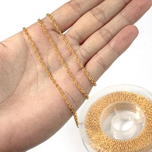 Detailopname van gouden platte schakelketting op hand die de metaaltextuur laat zien