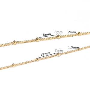 Detalle de cadena de bolas de acero dorado con perlas de 2mm y 3mm y especificaciones