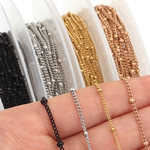 Detalle de cuatro cadenas de cuentas en oro, plata, negro y oro rosa para bisutería
