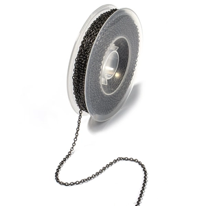 Detail van gunmetal doe-het-zelf ketting op een plastic spoel voor het maken van sieraden