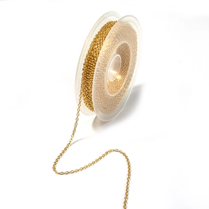 Detail van gouden platte schakelketting op spoel voor DIY sieraden maken projecten