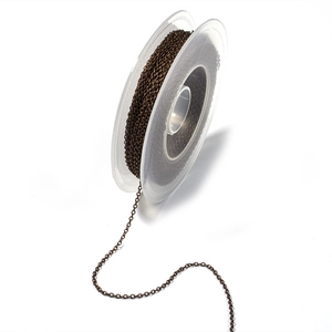 Detail van koperen platte ijzeren ketting op spoel voor DIY sieraden en het maken van kettingen