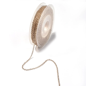 Detail van vergulde platte schakelketting op rol voor DIY-sieraden en creatieve projecten
