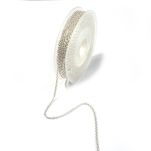 Macro-weergave van de glanzende verzilverde platte ijzeren DIY-ketting op een spoel