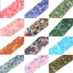 Dettaglio di perline di vetro floreali colorate per la creazione di gioielli fai-da-te