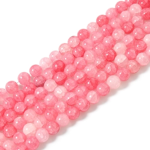 Dettaglio di perle in vetro rosa con trama a fiori e forma rotonda per gioielli fai-da-te