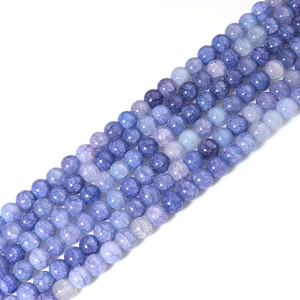 Vista macro di perle di agata venata di drago viola con trama screpolata naturale